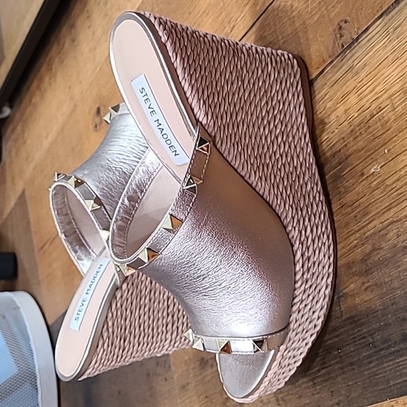 Steve madden wedge heels with gold studs - Picture 2 of 8